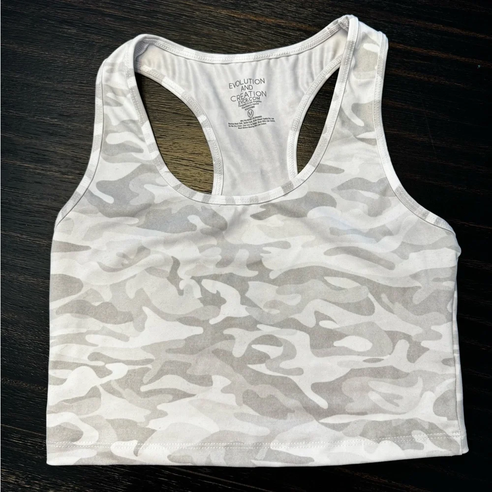 LOT (13 pieces) of running/workout clothes. - Picture 7 of 16